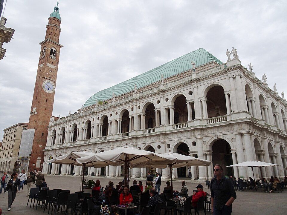 Basilica Palladiana a věž Torre Bissara nad náměstím Piazza dei Signori