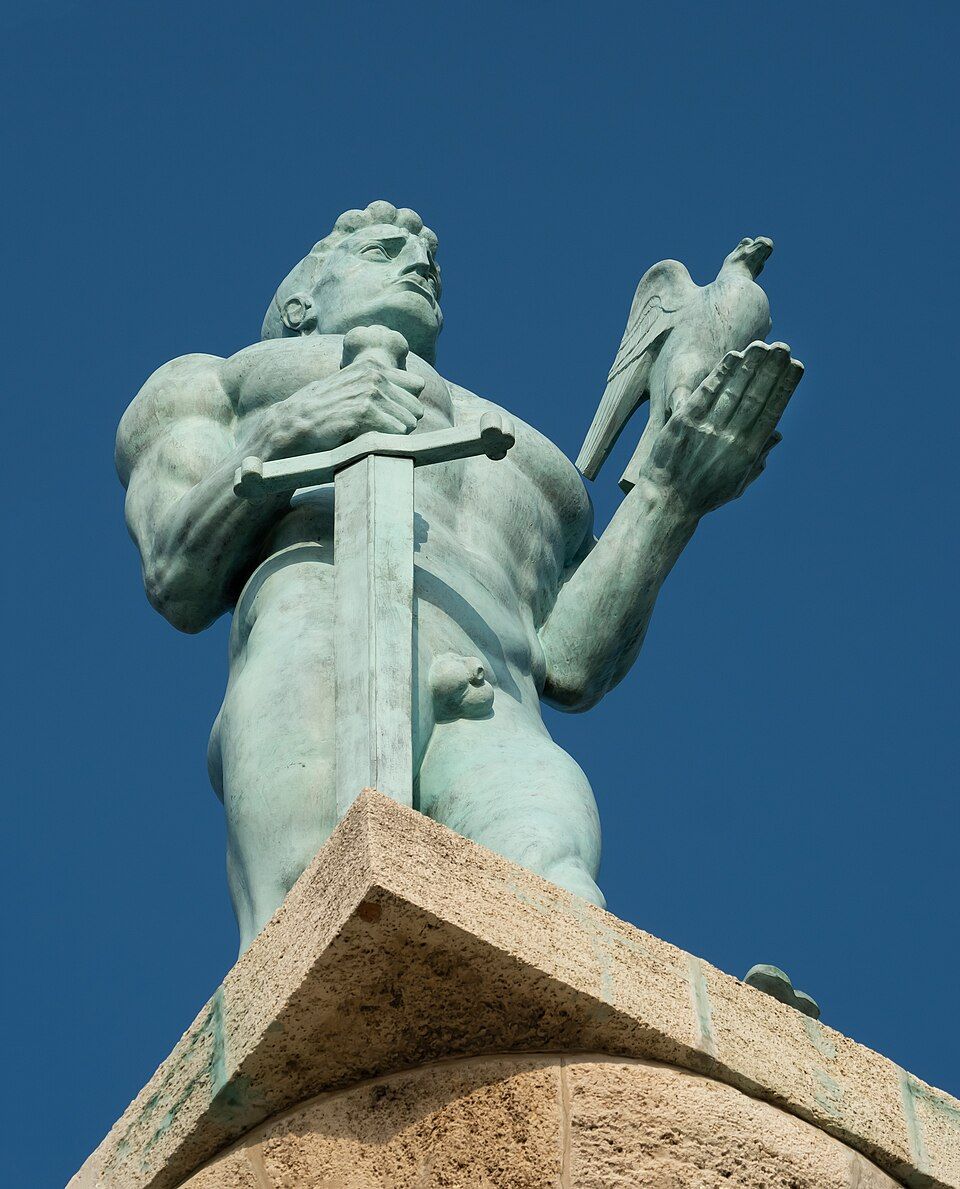 Socha Vítěze (Pobednik) na pevnosti Kalemegdan v Bělehradě