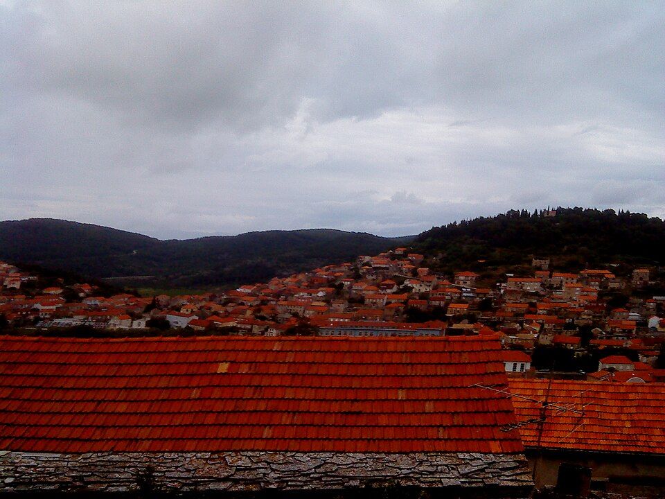 Nad střechami Blata na Korčule