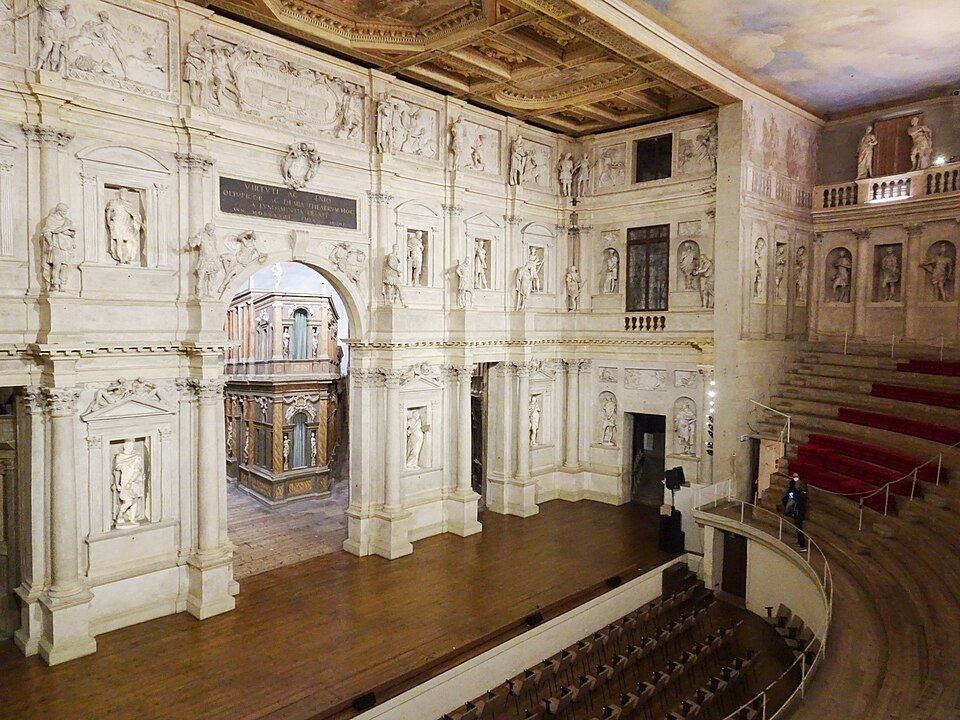 Trompe-l'oeil ulice antických Théb za jevištěm Teatro Olimpico