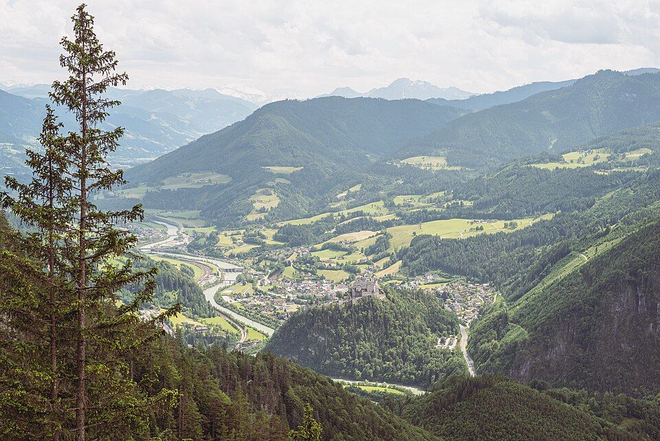 Hrad Hohenwerfen pod alpskými vrcholy