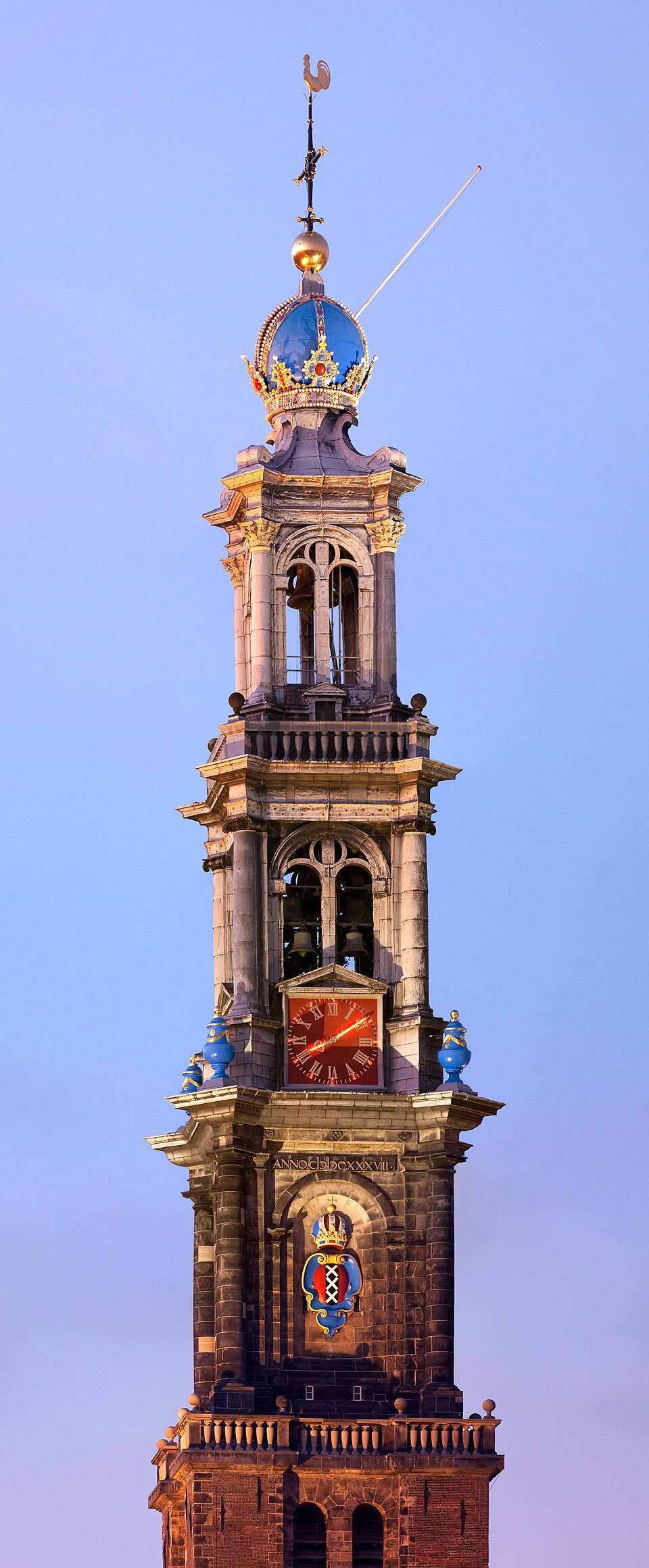 Věž protestantského kostela Westerkerk nad střechami Amsterdamu