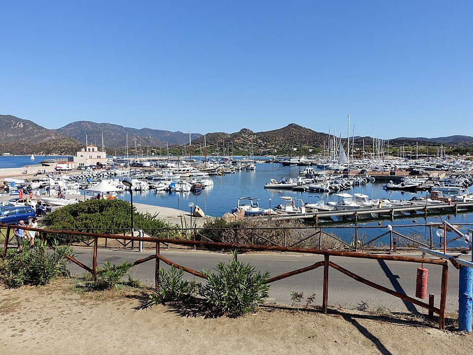 Pohled na přístav Marina di Villasimius z nábřeží