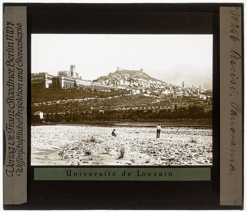 Panorama Assisi s bazilikou svatého Františka