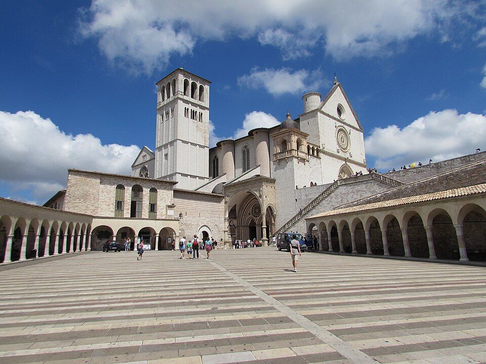 Bazilika sv. Františka v Assisi, boční pohled
