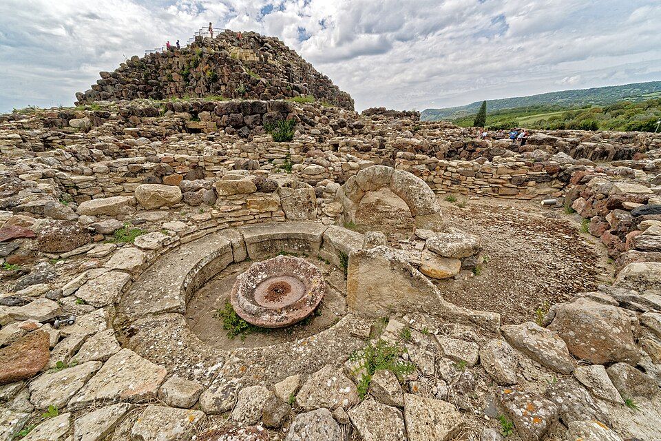 Pohled na areál Su Nuraxi ze strany s výhledem na sardinskou planinu