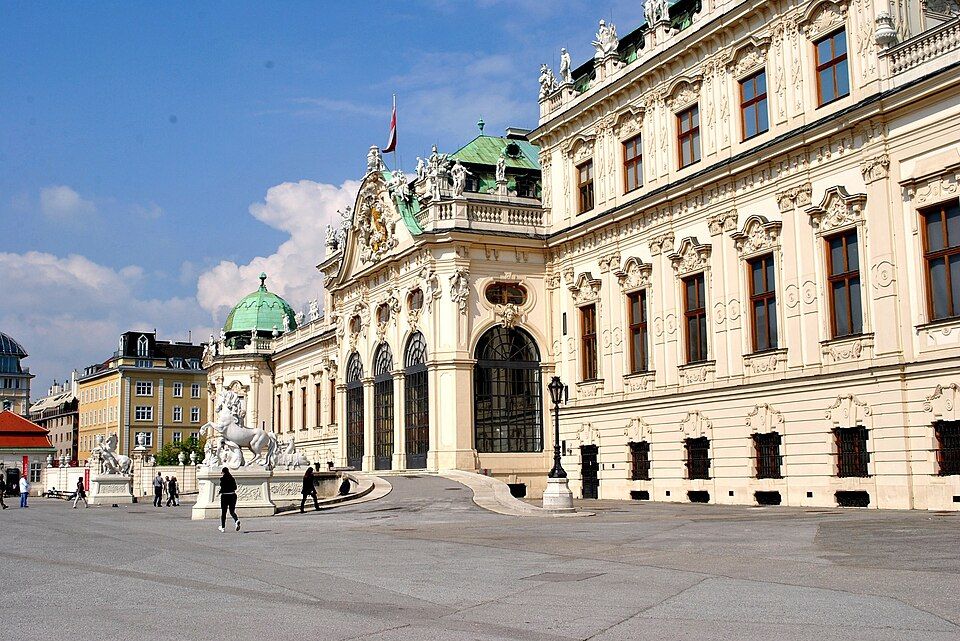 Pohled na palác Belvedér přes zahradní parter