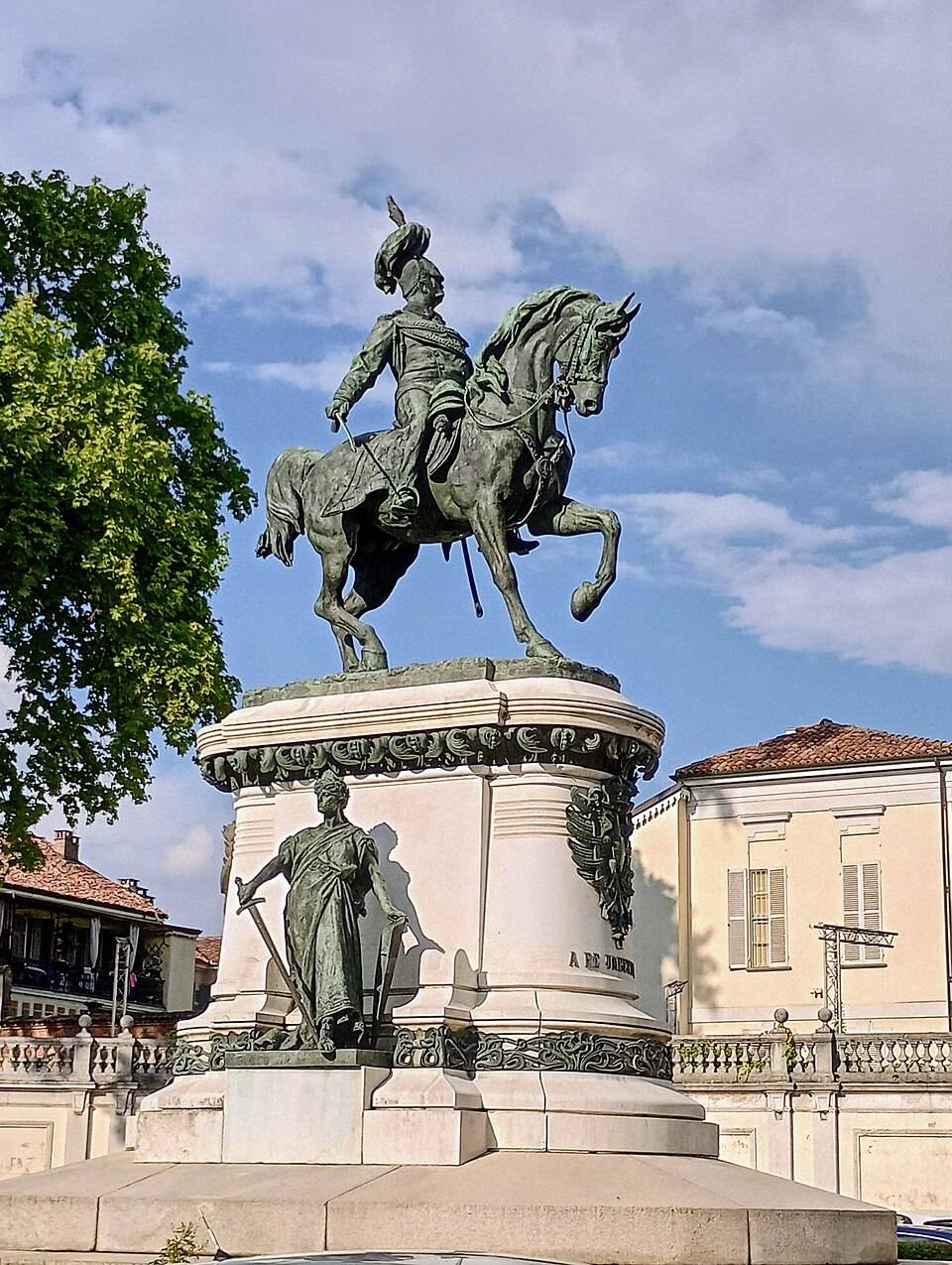Pomník Umberta I. na náměstí v Asti