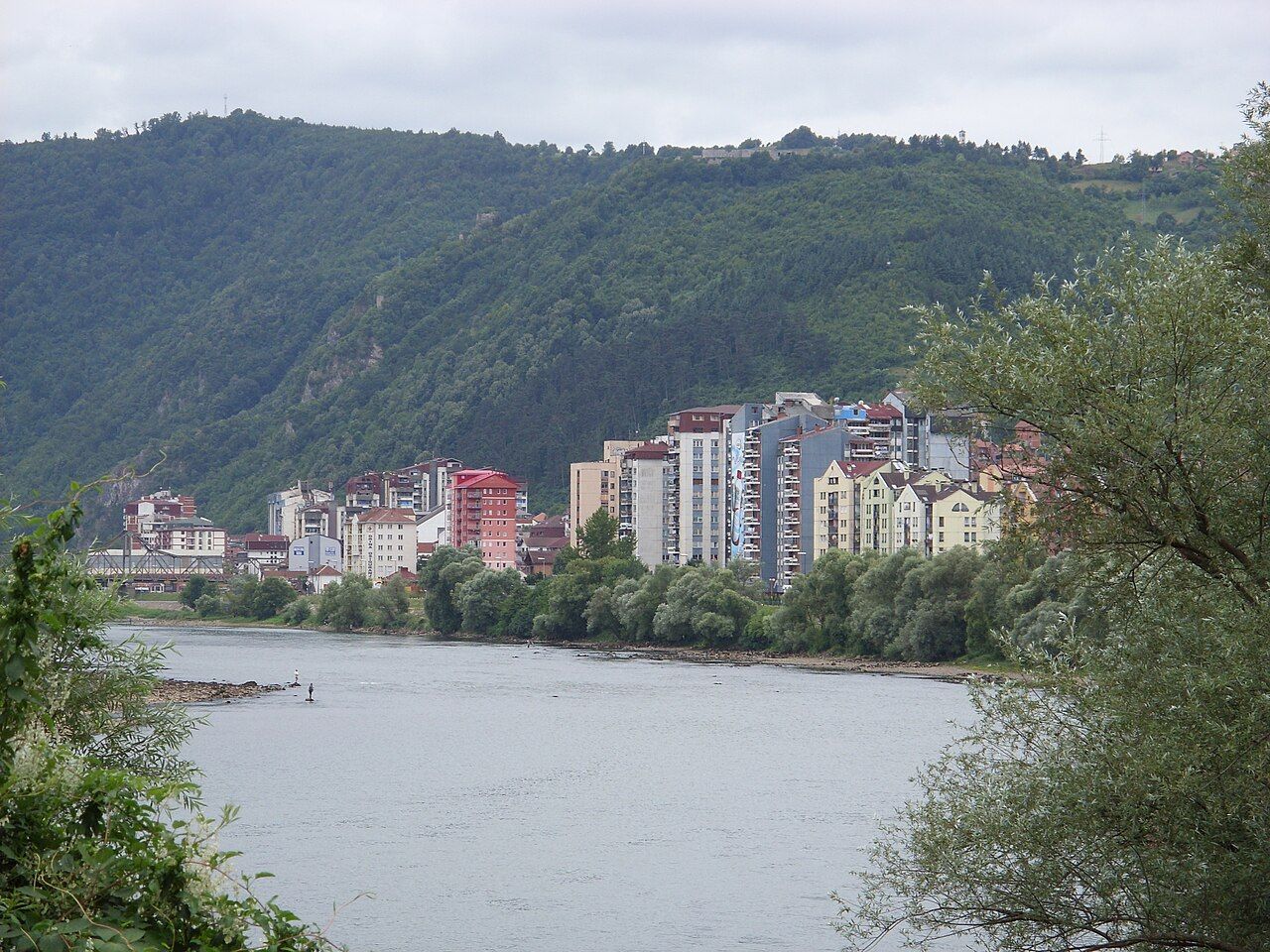 Řeka Drina a město Zvornik na východě Bosny