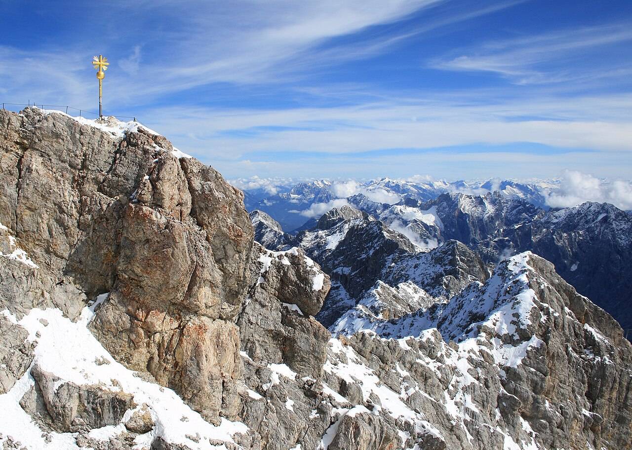 Zlatý vrcholový kříž na vrcholu Zugspitze