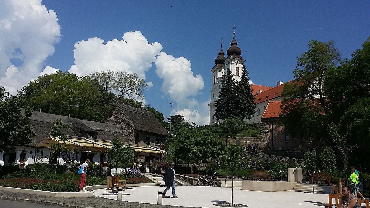 Benediktinské opatství v Tihany se dvěma věžemi nad Balatonem