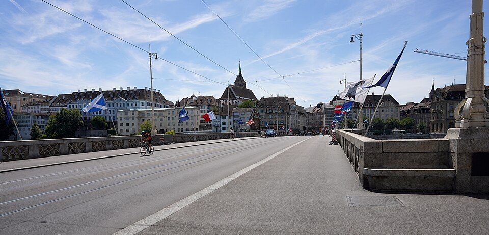 Historický most Mittlere Brücke přes Rýn v Basileji