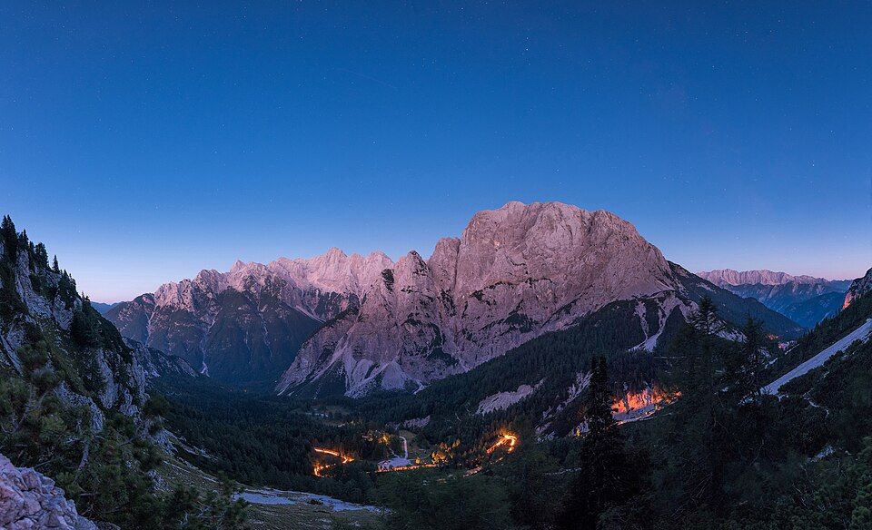 Mléčná dráha nad průsmykem Vršič v Julských Alpách — noční fotografie