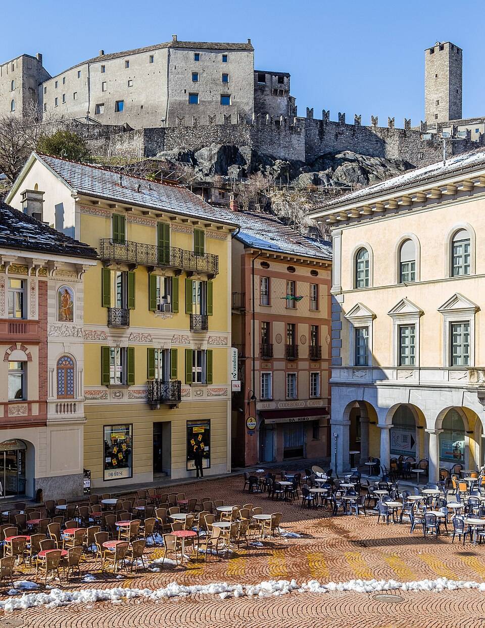 Náměstí Piazza Collegiata s kostelem a hradem Castelgrande v pozadí