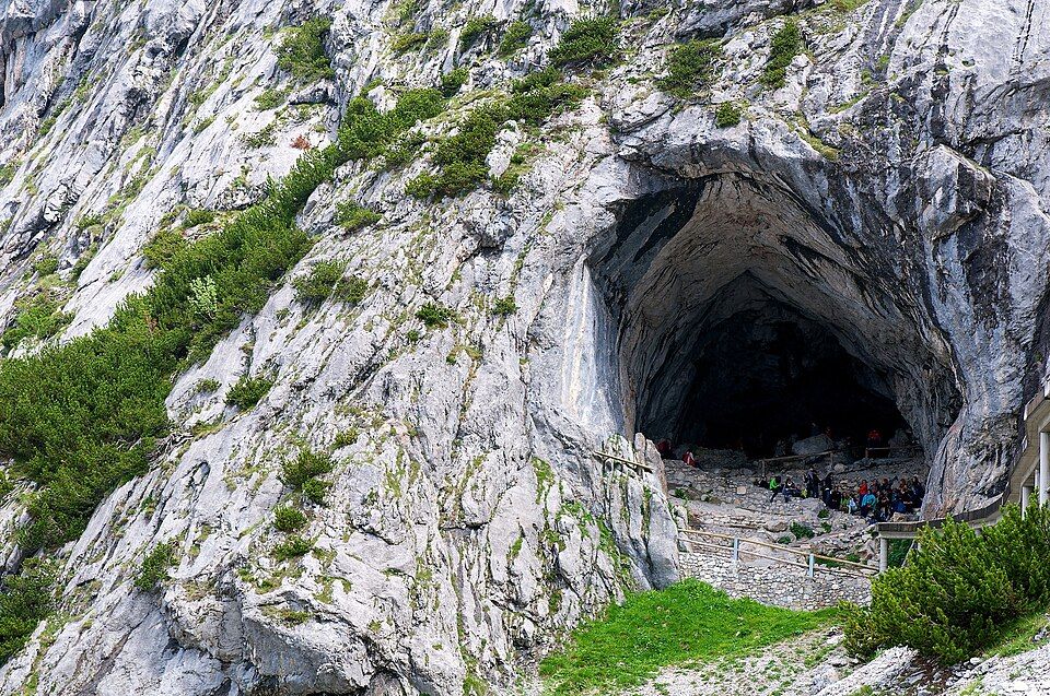 Skalní masiv s jeskyní Eisriesenwelt