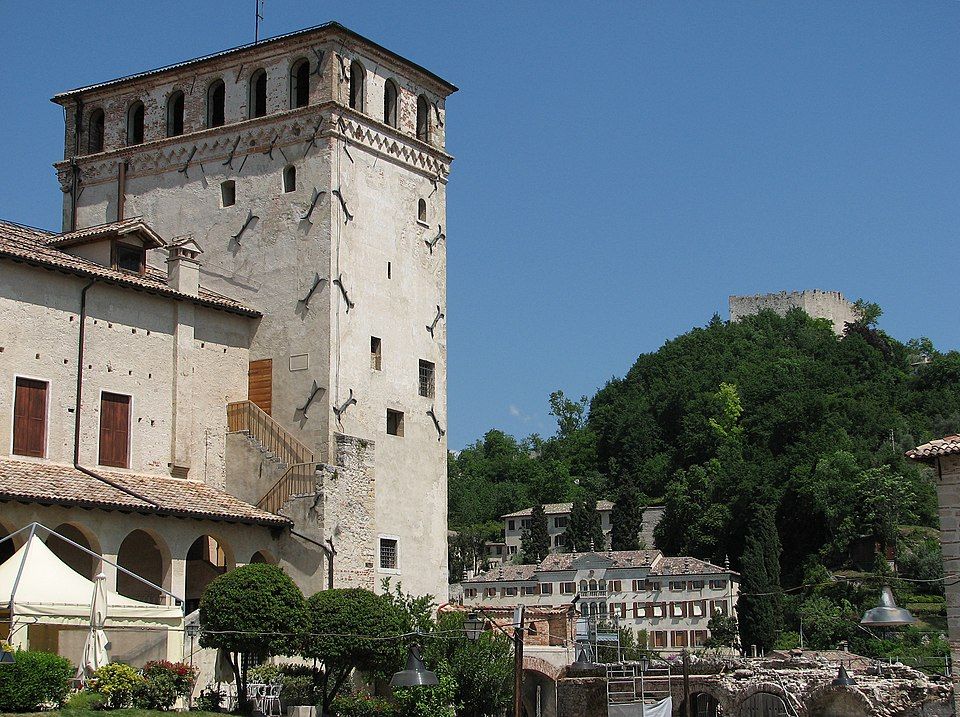Věž hradu Cateriny Cornaro nad střechami Asola