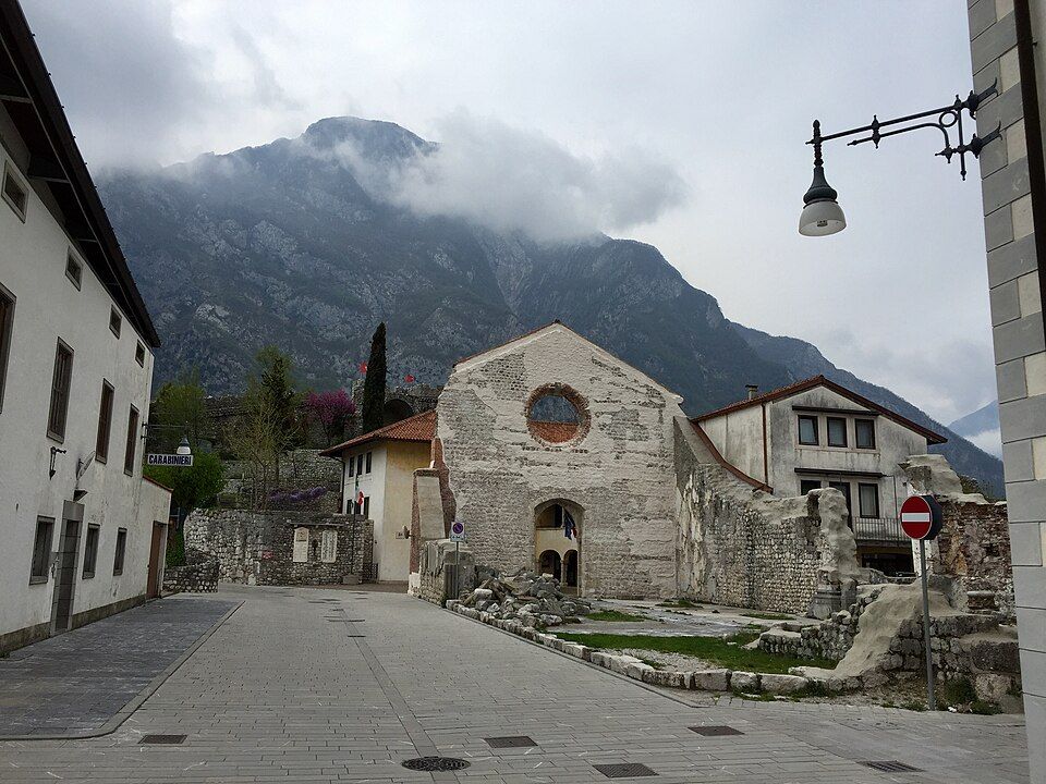 Kostel San Giovanni Battista ve Venzone — gotický exteriér