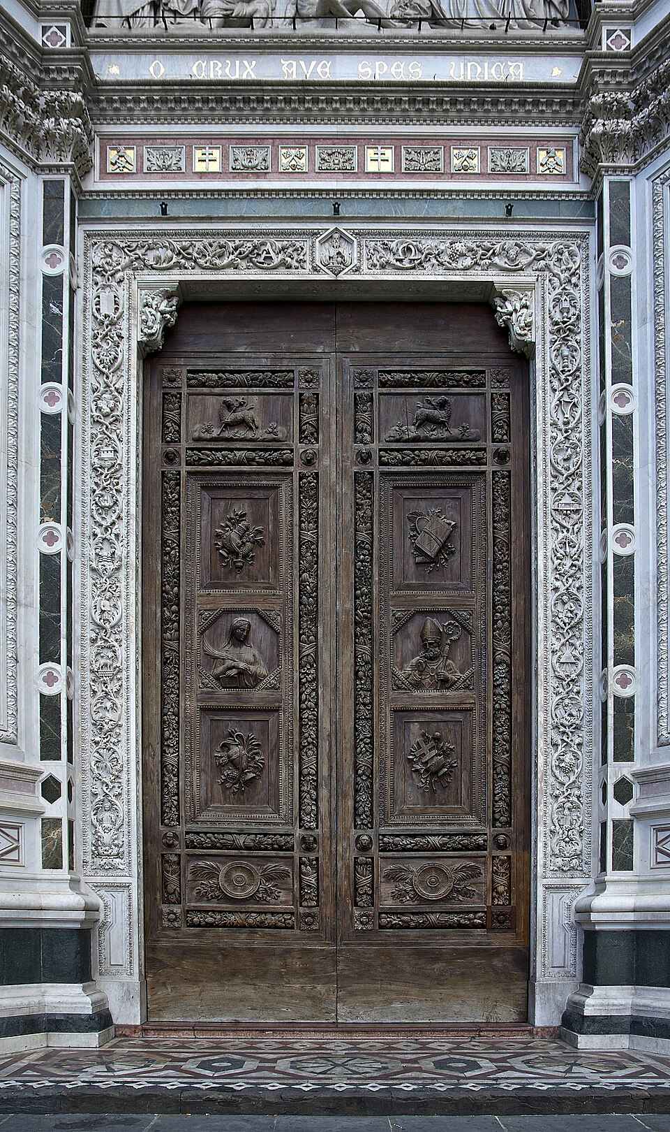 Vstupní brána do areálu baziliky Santa Croce