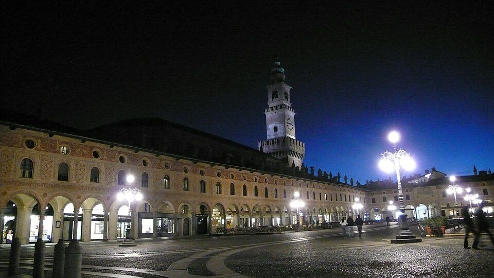 Nasvícená Piazza Ducale ve Vigevanu za večerního soumraku