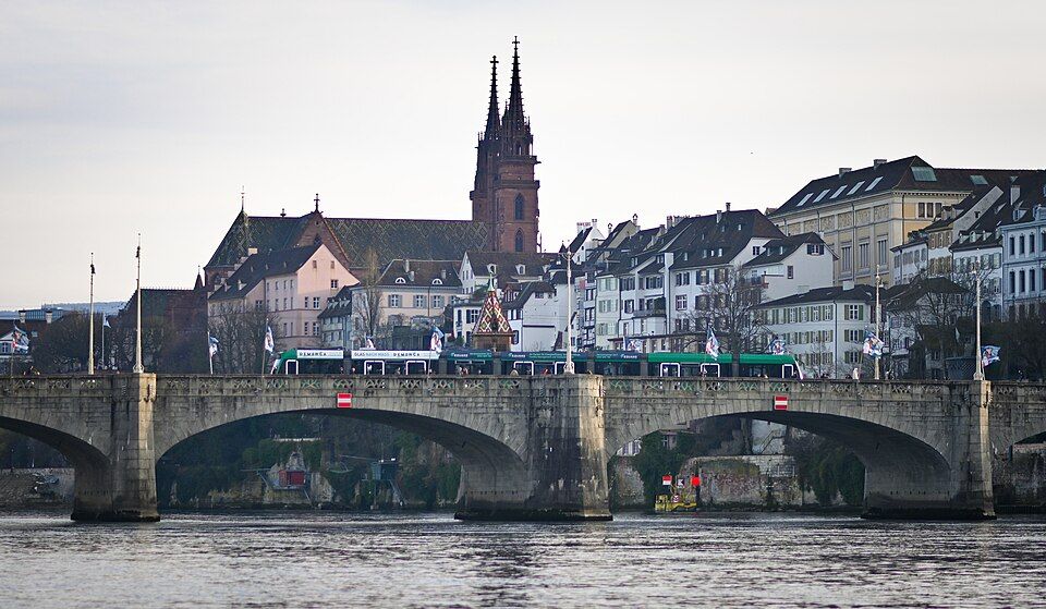 Most Mittlere Brücke a věže Münsteru nad Rýnem v Basileji