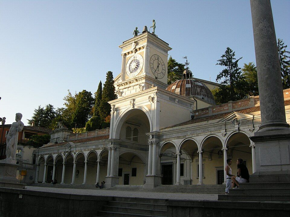 Loggia di San Giovanni s hodinovou věží na náměstí v Udine