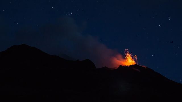 Stromboli: sopka, co bez přestání bouchá, a ostrov s černými plážemi