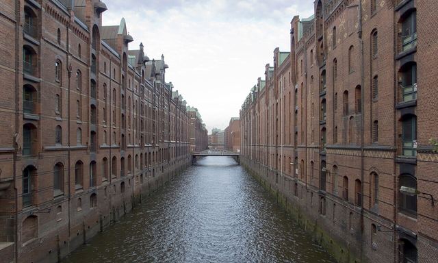 Speicherstadt v Hamburku: největší cihlové skladiště světa, kanály a kde nechat auto