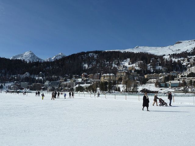 St. Moritz autem: kolébka zimní turistiky, jezero v Engadinu a panoramatický vlak Bernina