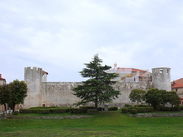 Svetvinčenat: renesanční náměstí a benátský hrad Morosini-Grimani