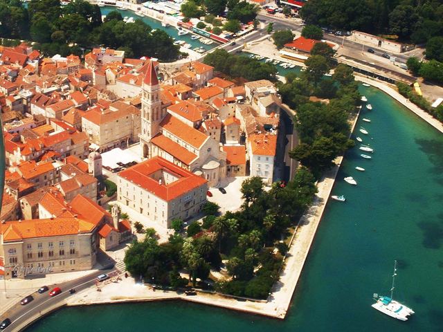 Trogir autem: kamenné město na ostrově, katedrála a portál mistra Radovana