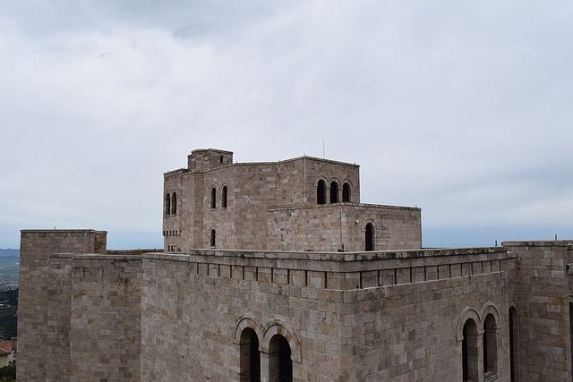 Kruja: hrad Skanderbega, muzeum hrdiny a osmanský starý bazar