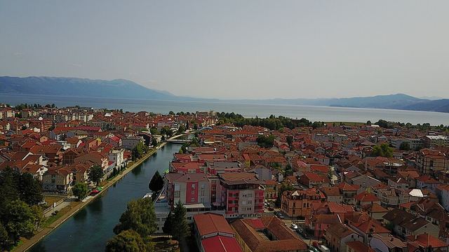 Struga: klidné dvojče Ohridu na řece Černý Drin a básnické večery