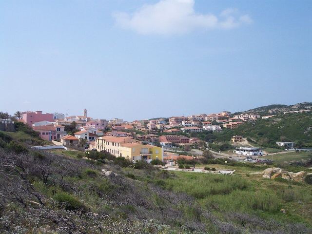 Santa Teresa Gallura: žulové útesy na severním cípu Sardinie a výhled na Korsiku