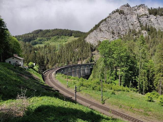 Semmeringská dráha autem: první horská železnice světa, viadukty UNESCO, kde zaparkovat a kudy na vyhlídky