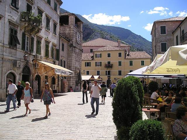 Kotor: město pod horou v zálivu jako fjord a hradby do oblak