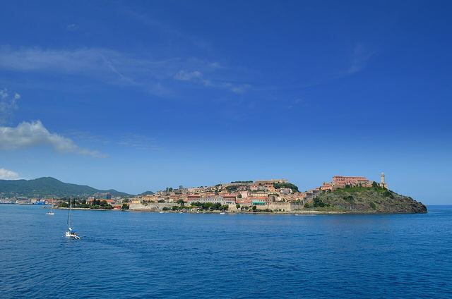 Italské ostrovy trajektem s autem: Elba, Ischia, Eolské i Tremiti — kdy auto brát a kdy ne