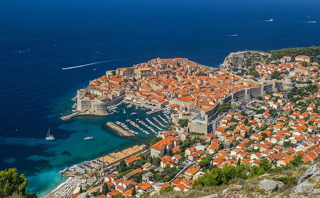 Dubrovník autem: hradby, ZTL bez aut a kam s vozem