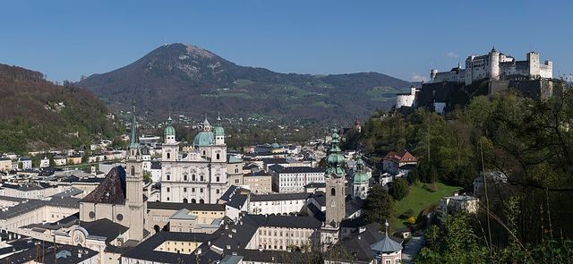 Salzburg autem: Mozartovo město, pevnost nad střechami a kde nechat vůz