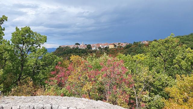 Omišalj na Krku: staré město na útesu, antické Fulfinum a bazilika Mirine