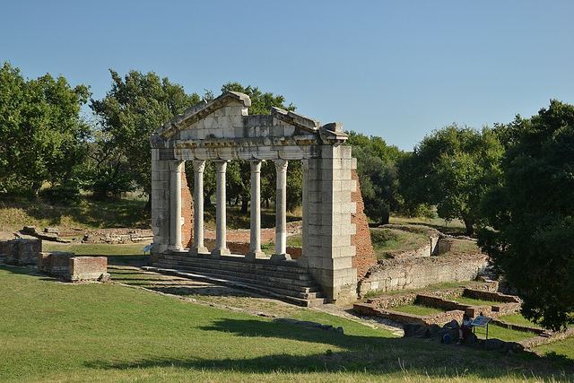 Apollonia: antické město, kde studoval Augustus, u Fieru