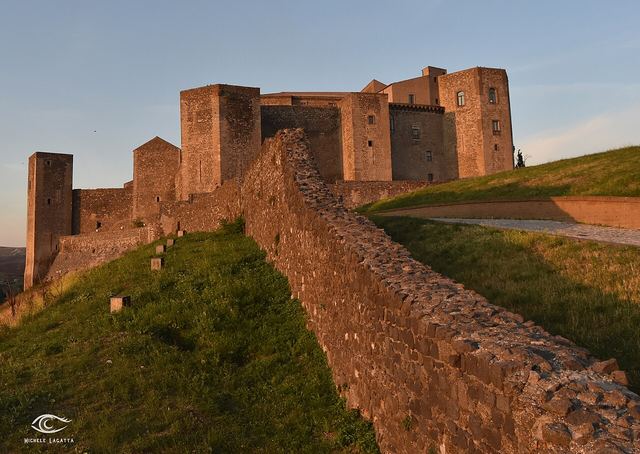 Melfi: normanský hrad, Fridrichovy zákony a sopka, která rodí víno