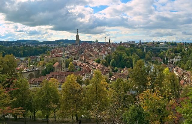 Bern: staré město UNESCO, orloj Zytglogge a medvědi nad řekou — kde nechat auto