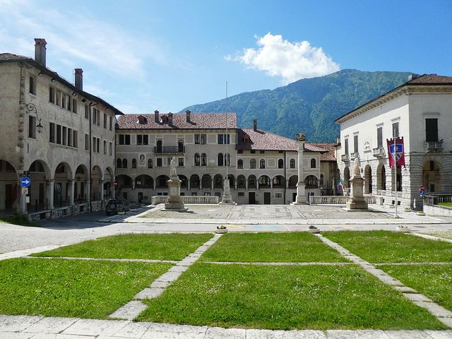 Feltre: opevněné město fresek vysoko nad údolím v Dolomitech