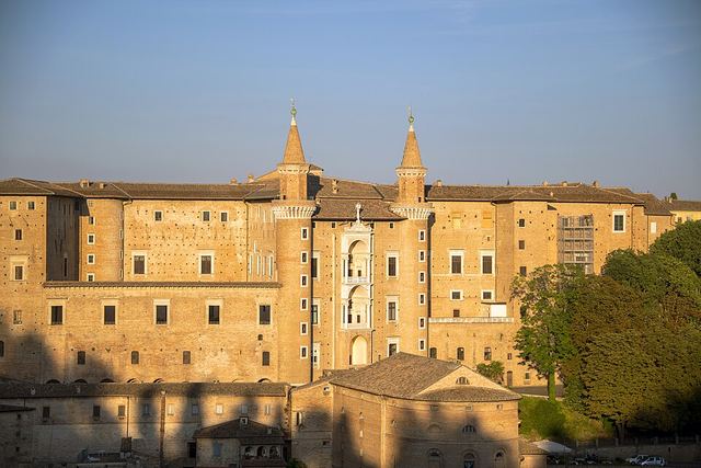 Marche autem: Urbino, jeskyně Frasassi, Conero a Ascoli Piceno bez davů