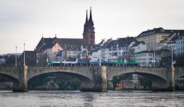 Basilej: Rýn, červený Münster, muzea a karneval — kde nechat auto