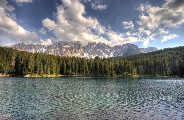 Lago di Carezza: duhové jezero pod Latemarem, parkování a kdy přijet