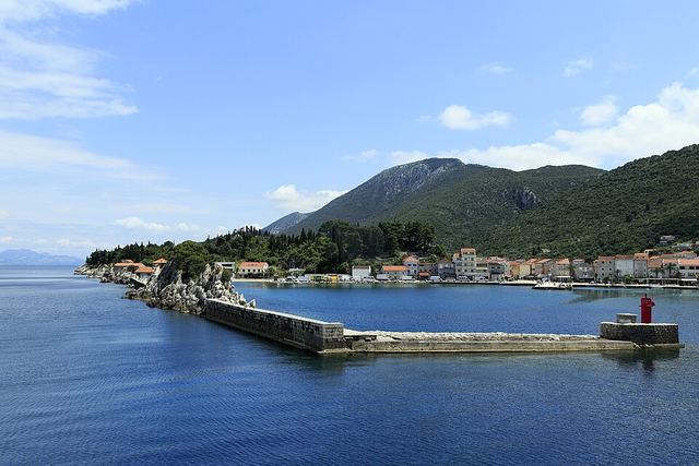 Trpanj na Pelješci: rybářské městečko, trajekt do Ploče a léčivé bahno