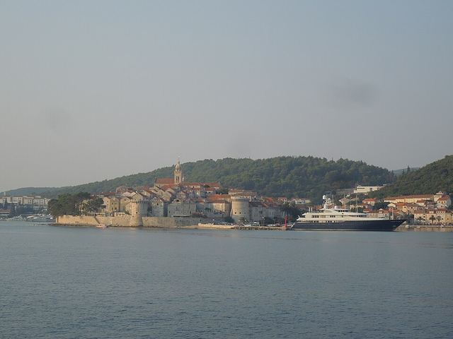 Korčula autem a trajektem: Marco Polo, kamenné město a vinice