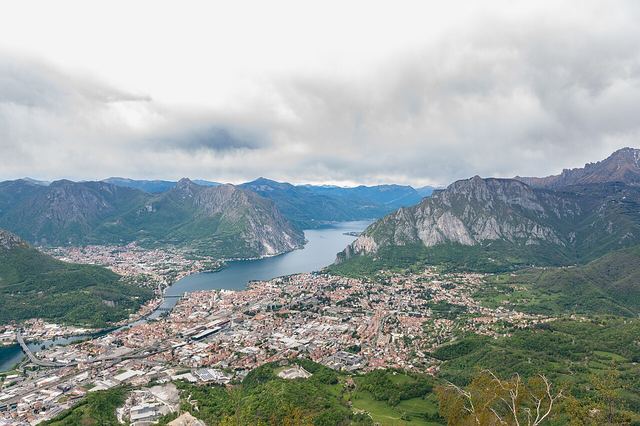 Lecco: druhé rameno jezera Como, hory Resegone a město Snoubenců