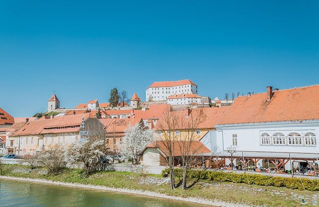 Ptuj: nejstarší město Slovinska, hrad nad Drávou a karneval masek